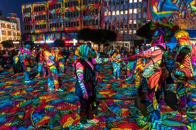 Essen Light Festival, in der Innenstadt, Lichtinstallation Diving in the Sea of Colors, des Berliner Künstler Daniel Margraf, illuminiert die Gebäude am großen Kennedy Platz, die Besucher werden Teil des Lichtkunstwerks, NRW, Deutschland, Essen Light Festival