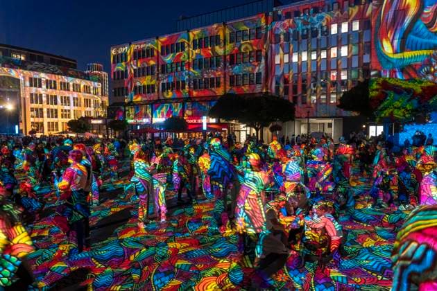 Essen Light Festival, in der Innenstadt, Lichtinstallation Diving in the Sea of Colors, des Berliner Künstler Daniel Margraf, illuminiert die Gebäude am großen Kennedy Platz, die Besucher werden Teil des Lichtkunstwerks, NRW, Deutschland, Essen Light Festival