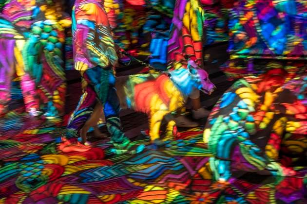 Essen Light Festival, in der Innenstadt, Lichtinstallation Diving in the Sea of Colors, des Berliner Künstler Daniel Margraf, illuminiert die Gebäude am großen Kennedy Platz, die Besucher werden Teil des Lichtkunstwerks, NRW, Deutschland, Essen Light Festival