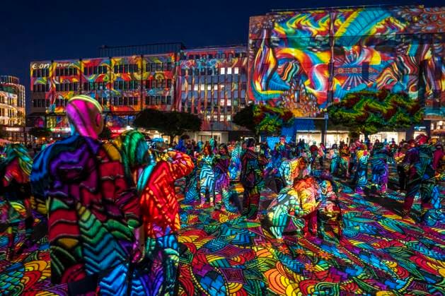 Essen Light Festival, in der Innenstadt, Lichtinstallation Diving in the Sea of Colors, des Berliner Künstler Daniel Margraf, illuminiert die Gebäude am großen Kennedy Platz, die Besucher werden Teil des Lichtkunstwerks, NRW, Deutschland, Essen Light Festival