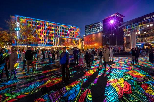 Essen Light Festival, in der Innenstadt, Lichtinstallation Diving in the Sea of Colors, des Berliner Künstler Daniel Margraf, illuminiert die Gebäude am großen Kennedy Platz, die Besucher werden Teil des Lichtkunstwerks, NRW, Deutschland, Essen Light Festival