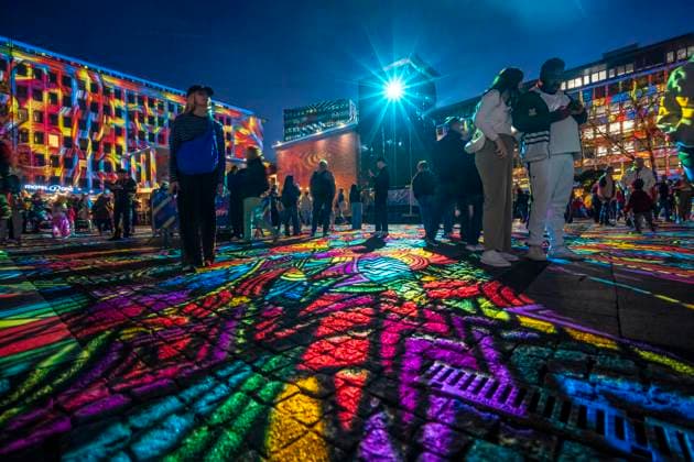 Essen Light Festival, in der Innenstadt, Lichtinstallation Diving in the Sea of Colors, des Berliner Künstler Daniel Margraf, illuminiert die Gebäude am großen Kennedy Platz, die Besucher werden Teil des Lichtkunstwerks, NRW, Deutschland, Essen Light Festival