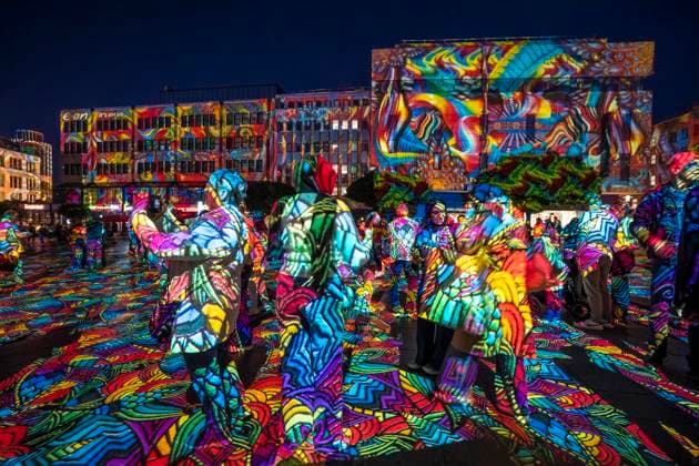 Essen Light Festival, in der Innenstadt, Lichtinstallation Diving in the Sea of Colors, des Berliner Künstler Daniel Margraf, illuminiert die Gebäude am großen Kennedy Platz, die Besucher werden Teil des Lichtkunstwerks, NRW, Deutschland, Essen Light Festival