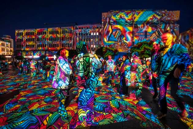 Essen Light Festival, in der Innenstadt, Lichtinstallation Diving in the Sea of Colors, des Berliner Künstler Daniel Margraf, illuminiert die Gebäude am großen Kennedy Platz, die Besucher werden Teil des Lichtkunstwerks, NRW, Deutschland, Essen Light Festival