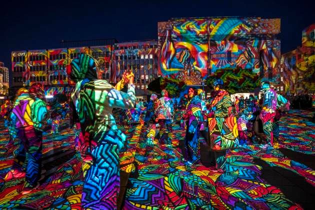 Essen Light Festival, in der Innenstadt, Lichtinstallation Diving in the Sea of Colors, des Berliner Künstler Daniel Margraf, illuminiert die Gebäude am großen Kennedy Platz, die Besucher werden Teil des Lichtkunstwerks, NRW, Deutschland, Essen Light Festival