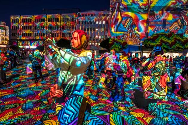 Essen Light Festival, in der Innenstadt, Lichtinstallation Diving in the Sea of Colors, des Berliner Künstler Daniel Margraf, illuminiert die Gebäude am großen Kennedy Platz, die Besucher werden Teil des Lichtkunstwerks, NRW, Deutschland, Essen Light Festival