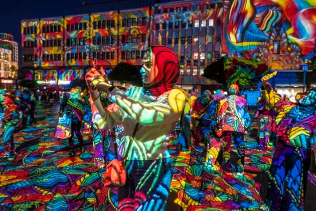 Essen Light Festival, in der Innenstadt, Lichtinstallation Diving in the Sea of Colors, des Berliner Künstler Daniel Margraf, illuminiert die Gebäude am großen Kennedy Platz, die Besucher werden Teil des Lichtkunstwerks, NRW, Deutschland, Essen Light Festival