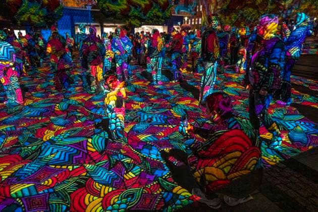 Essen Light Festival, in der Innenstadt, Lichtinstallation Diving in the Sea of Colors, des Berliner Künstler Daniel Margraf, illuminiert die Gebäude am großen Kennedy Platz, die Besucher werden Teil des Lichtkunstwerks, NRW, Deutschland, Essen Light Festival