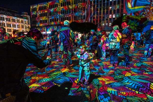 Essen Light Festival, in der Innenstadt, Lichtinstallation Diving in the Sea of Colors, des Berliner Künstler Daniel Margraf, illuminiert die Gebäude am großen Kennedy Platz, die Besucher werden Teil des Lichtkunstwerks, NRW, Deutschland, Essen Light Festival