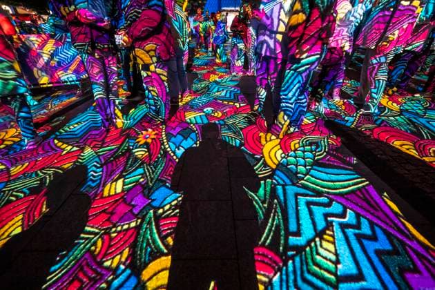 Essen Light Festival, in der Innenstadt, Lichtinstallation Diving in the Sea of Colors, des Berliner Künstler Daniel Margraf, illuminiert die Gebäude am großen Kennedy Platz, die Besucher werden Teil des Lichtkunstwerks, NRW, Deutschland, Essen Light Festival