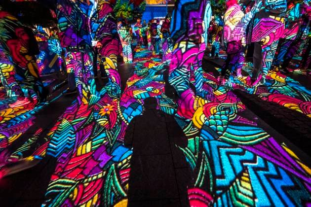 Essen Light Festival, in der Innenstadt, Lichtinstallation Diving in the Sea of Colors, des Berliner Künstler Daniel Margraf, illuminiert die Gebäude am großen Kennedy Platz, die Besucher werden Teil des Lichtkunstwerks, NRW, Deutschland, Essen Light Festival
