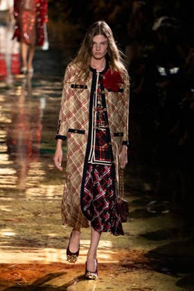PFW Chanel - Runway LZ Models walk the runway during the Chanel Womenswear Spring Summer 2027 show as part of Paris Fashion Week on October 05, 2026 at Rolland Garros in Paris, France. Photo by Laurent Zabulon ABACAPRESS.COM  Copyright: xZabulonxLaurent ABACAx
