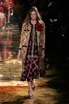 PFW Chanel - Runway LZ Models walk the runway during the Chanel Womenswear Spring Summer 2027 show as part of Paris Fashion Week on October 05, 2026 at Rolland Garros in Paris, France. Photo by Laurent Zabulon ABACAPRESS.COM  Copyright: xZabulonxLaurent ABACAx