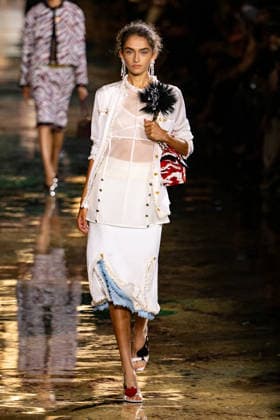 PFW Chanel - Runway LZ Models walk the runway during the Chanel Womenswear Spring Summer 2027 show as part of Paris Fashion Week on October 05, 2026 at Rolland Garros in Paris, France. Photo by Laurent Zabulon ABACAPRESS.COM  Copyright: xZabulonxLaurent ABACAx