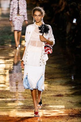 PFW Chanel - Runway LZ Models walk the runway during the Chanel Womenswear Spring Summer 2027 show as part of Paris Fashion Week on October 05, 2026 at Rolland Garros in Paris, France. Photo by Laurent Zabulon ABACAPRESS.COM  Copyright: xZabulonxLaurent ABACAx