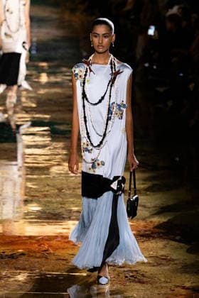 PFW Chanel - Runway LZ Models walk the runway during the Chanel Womenswear Spring Summer 2027 show as part of Paris Fashion Week on October 05, 2026 at Rolland Garros in Paris, France. Photo by Laurent Zabulon ABACAPRESS.COM  Copyright: xZabulonxLaurent ABACAx