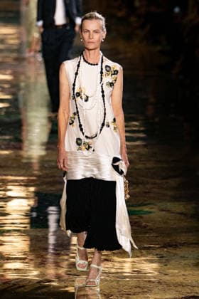 PFW Chanel - Runway LZ Models walk the runway during the Chanel Womenswear Spring Summer 2027 show as part of Paris Fashion Week on October 05, 2026 at Rolland Garros in Paris, France. Photo by Laurent Zabulon ABACAPRESS.COM  Copyright: xZabulonxLaurent ABACAx