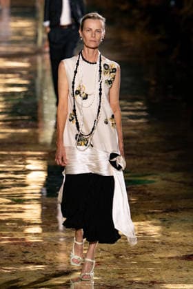 PFW Chanel - Runway LZ Models walk the runway during the Chanel Womenswear Spring Summer 2027 show as part of Paris Fashion Week on October 05, 2026 at Rolland Garros in Paris, France. Photo by Laurent Zabulon ABACAPRESS.COM  Copyright: xZabulonxLaurent ABACAx