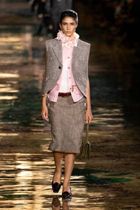 PFW Chanel - Runway LZ Models walk the runway during the Chanel Womenswear Spring Summer 2027 show as part of Paris Fashion Week on October 05, 2026 at Rolland Garros in Paris, France. Photo by Laurent Zabulon ABACAPRESS.COM  Copyright: xZabulonxLaurent ABACAx