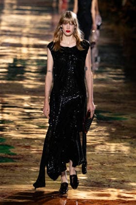 PFW Chanel - Runway LZ Models walk the runway during the Chanel Womenswear Spring Summer 2027 show as part of Paris Fashion Week on October 05, 2026 at Rolland Garros in Paris, France. Photo by Laurent Zabulon ABACAPRESS.COM  Copyright: xZabulonxLaurent ABACAx