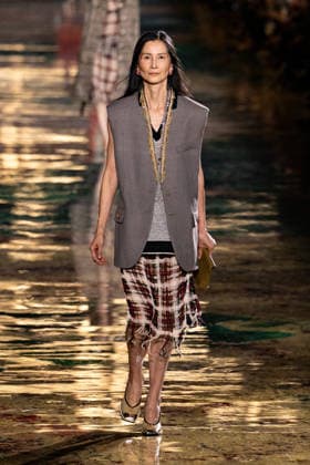 PFW Chanel - Runway LZ Models walk the runway during the Chanel Womenswear Spring Summer 2027 show as part of Paris Fashion Week on October 05, 2026 at Rolland Garros in Paris, France. Photo by Laurent Zabulon ABACAPRESS.COM  Copyright: xZabulonxLaurent ABACAx