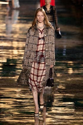 PFW Chanel - Runway LZ Models walk the runway during the Chanel Womenswear Spring Summer 2027 show as part of Paris Fashion Week on October 05, 2026 at Rolland Garros in Paris, France. Photo by Laurent Zabulon ABACAPRESS.COM  Copyright: xZabulonxLaurent ABACAx