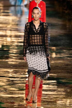 PFW Chanel - Runway LZ Models walk the runway during the Chanel Womenswear Spring Summer 2027 show as part of Paris Fashion Week on October 05, 2026 at Rolland Garros in Paris, France. Photo by Laurent Zabulon ABACAPRESS.COM  Copyright: xZabulonxLaurent ABACAx