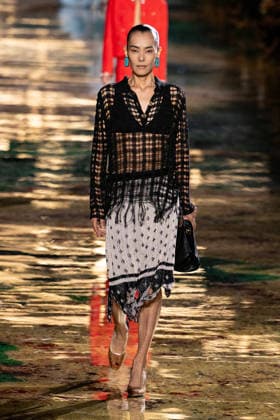 PFW Chanel - Runway LZ Models walk the runway during the Chanel Womenswear Spring Summer 2027 show as part of Paris Fashion Week on October 05, 2026 at Rolland Garros in Paris, France. Photo by Laurent Zabulon ABACAPRESS.COM  Copyright: xZabulonxLaurent ABACAx