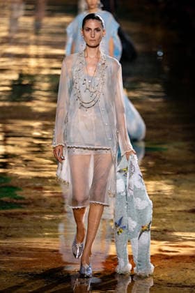 PFW Chanel - Runway LZ Models walk the runway during the Chanel Womenswear Spring Summer 2027 show as part of Paris Fashion Week on October 05, 2026 at Rolland Garros in Paris, France. Photo by Laurent Zabulon ABACAPRESS.COM  Copyright: xZabulonxLaurent ABACAx
