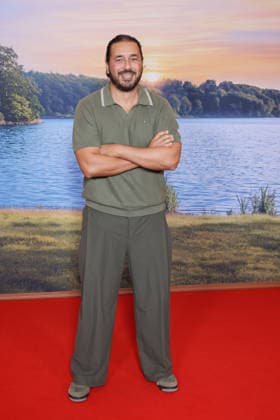 La Maison De Nos Reves Premiere - Paris Moundir Zoughari attends the photocall for the premiere of La Maison De Nos Reves held at the Grand Rex Cinema in Paris, France on October 5, 2026. Photo by David Boyer ABACAPRESS.COM Paris France  Copyright: xBoyerxDavid ABACAx