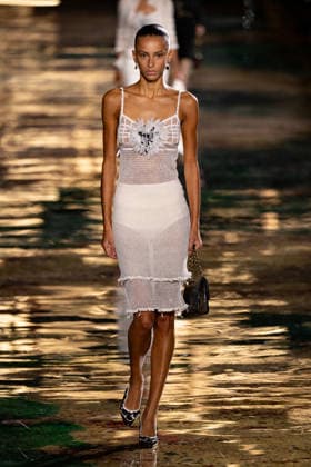 PFW Chanel - Runway LZ Models walk the runway during the Chanel Womenswear Spring Summer 2027 show as part of Paris Fashion Week on October 05, 2026 at Rolland Garros in Paris, France. Photo by Laurent Zabulon ABACAPRESS.COM  Copyright: xZabulonxLaurent ABACAx