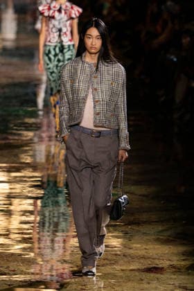 PFW Chanel - Runway LZ Models walk the runway during the Chanel Womenswear Spring Summer 2027 show as part of Paris Fashion Week on October 05, 2026 at Rolland Garros in Paris, France. Photo by Laurent Zabulon ABACAPRESS.COM  Copyright: xZabulonxLaurent ABACAx