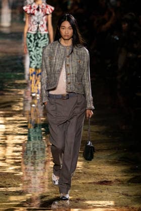 PFW Chanel - Runway LZ Models walk the runway during the Chanel Womenswear Spring Summer 2027 show as part of Paris Fashion Week on October 05, 2026 at Rolland Garros in Paris, France. Photo by Laurent Zabulon ABACAPRESS.COM  Copyright: xZabulonxLaurent ABACAx
