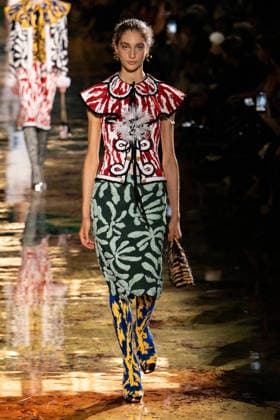 PFW Chanel - Runway LZ Models walk the runway during the Chanel Womenswear Spring Summer 2027 show as part of Paris Fashion Week on October 05, 2026 at Rolland Garros in Paris, France. Photo by Laurent Zabulon ABACAPRESS.COM  Copyright: xZabulonxLaurent ABACAx