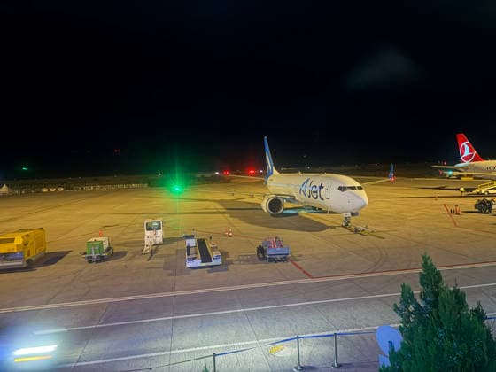(261005) -- SANLIURFA, Oct. 5, 2026 -- Photo taken on Oct. 5, 2026 shows the passenger plane of Turkish airline AJet after it landed at Sanliurfa GAP Airport in T¨¹rkiye. A passenger plane flying from the Turkish capital Ankara to the southeastern province of Sanliurfa landed safely on Monday after a note claiming an explosive device was on board was found, local authorities said. ( Handout via Xinhua) T?RKIYE-SANLIURFA-PASSENGER PLANE-BOMBING CLAIM-LANDED MustafaxKaya 