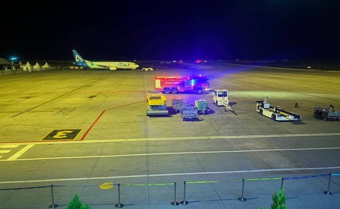 (261005) -- SANLIURFA, Oct. 5, 2026 -- Photo taken on Oct. 5, 2026 shows the passenger plane of Turkish airline AJet after it landed at Sanliurfa GAP Airport in T¨¹rkiye. A passenger plane flying from the Turkish capital Ankara to the southeastern province of Sanliurfa landed safely on Monday after a note claiming an explosive device was on board was found, local authorities said. ( Handout via Xinhua) T?RKIYE-SANLIURFA-PASSENGER PLANE-BOMBING CLAIM-LANDED MustafaxKaya 