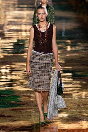 PFW Chanel - Runway LZ Models walk the runway during the Chanel Womenswear Spring Summer 2027 show as part of Paris Fashion Week on October 05, 2026 at Rolland Garros in Paris, France. Photo by Laurent Zabulon ABACAPRESS.COM  Copyright: xZabulonxLaurent ABACAx