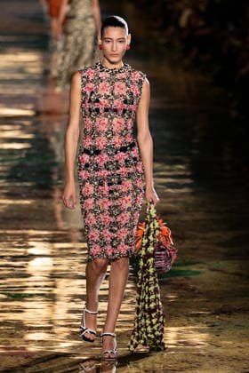 PFW Chanel - Runway LZ Models walk the runway during the Chanel Womenswear Spring Summer 2027 show as part of Paris Fashion Week on October 05, 2026 at Rolland Garros in Paris, France. Photo by Laurent Zabulon ABACAPRESS.COM  Copyright: xZabulonxLaurent ABACAx