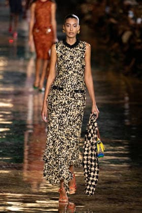 PFW Chanel - Runway LZ Models walk the runway during the Chanel Womenswear Spring Summer 2027 show as part of Paris Fashion Week on October 05, 2026 at Rolland Garros in Paris, France. Photo by Laurent Zabulon ABACAPRESS.COM  Copyright: xZabulonxLaurent ABACAx