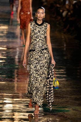 PFW Chanel - Runway LZ Models walk the runway during the Chanel Womenswear Spring Summer 2027 show as part of Paris Fashion Week on October 05, 2026 at Rolland Garros in Paris, France. Photo by Laurent Zabulon ABACAPRESS.COM  Copyright: xZabulonxLaurent ABACAx