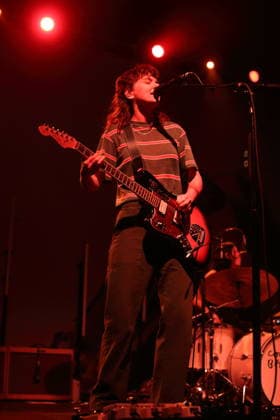 Courtney Barnett bei einem Konzert im Huxleys Neue Welt in Berlin, 5. Oktober 2026. Courtney Barnett Konzert Berlin