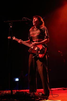 Courtney Barnett bei einem Konzert im Huxleys Neue Welt in Berlin, 5. Oktober 2026. Courtney Barnett Konzert Berlin