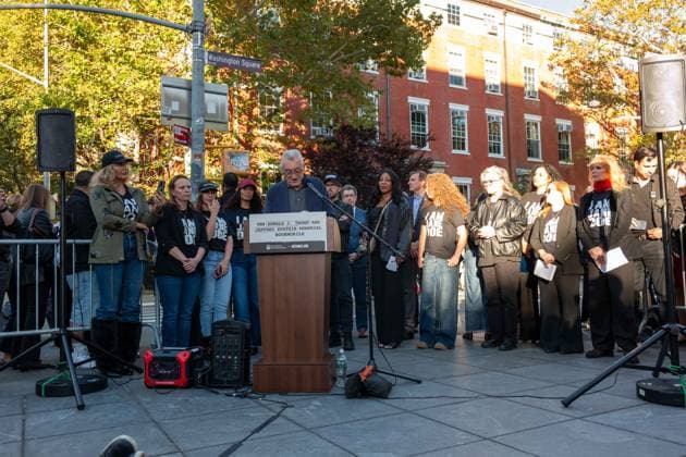Press Conference to Release the Epstein Files New York, NY- October 5: Epstein survivors, Rep. Dan Goldman, Robert De Niro, Rosie O™Donnell, Rosanna Arquette, speak hold a press conference about releasing the remaining Epstein files, protecting survivors; opening federal criminal investigations for justice and accountability; and passing the Epstein Files Transparency Act II on October 5, 2026. Credit: Camara Porter AdMedia EDITORIAL USE ONLY  Copyright: xx CamaraxPorter AdMediax admphotosthree019216
