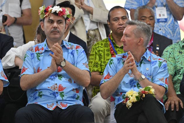ANTHONY ALBANESE PRECOP MEETING, Türkiye s Minister for Climate Change Murat Kurum and Australia™s Minister for Climate Change Chris Bowen during a traditional welcome ceremony during the Pre-Cop31 meeting in Tuvalu, Tuesday, October 6, 2026. ( NO ARCHIVING Funafuti Tuvalu  Copyright: xMICKxTSIKASx 20261006129868510245