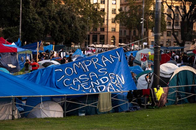 Demonstration for the right to housing in Barcelona - 05 Oct 2026 A large banner reading They buy houses, they sell lives is seen at the Plaza Catalunya encampment. Mobilized by the Barcelona Tenants Union—and following the expiration of the Maricarmen decree that regulated the right to housing—thousands of people have demonstrated in central Barcelona, ??calling for a general strike. Barcelona Spain Copyright: xPacoxFreirex xSOPAxImagesx p_freire_05102026-DSCF0206