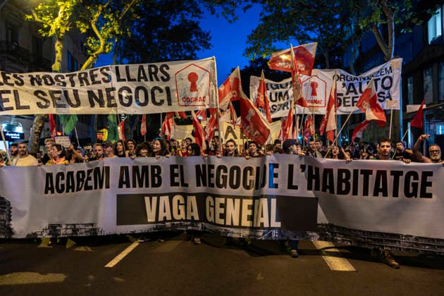Demonstration for the right to housing in Barcelona - 05 Oct 2026 A large banner calling for a general strike is seen during the demonstration. Mobilized by the Barcelona Tenants Union—and following the expiration of the Maricarmen decree that regulated the right to housing—thousands of people have demonstrated in central Barcelona, ??calling for a general strike. Barcelona Spain Copyright: xPacoxFreirex xSOPAxImagesx p_freire_05102026-DSCF0232