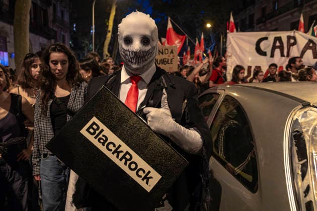 Demonstration for the right to housing in Barcelona - 05 Oct 2026 A protester dressed as a real estate speculator is seen during the demonstration. Mobilized by the Barcelona Tenants Union—and following the expiration of the Maricarmen decree that regulated the right to housing—thousands of people have demonstrated in central Barcelona, ??calling for a general strike. Barcelona Spain Copyright: xPacoxFreirex xSOPAxImagesx p_freire_05102026-DSCF0261