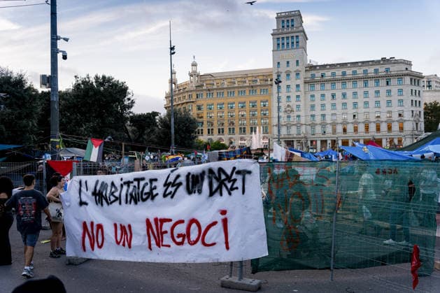 Protests against the housing crisis in Barcelona, Spain - 05 Oct 2026 A makeshift camping site in Placa Catalunya square is seen during the demonstration. Demonstrations were called in cities all over Spain following the eviction of Mari Carmen, an 87 years woman evicted from her apartment after it was bought by a real estate agency, and the Spanish parliamentís rejection of a decree aimed at strengthening protections for tenants. Barcelona Spain Copyright: xDavidexBonaldox xSOPAxImagesx DBONALDO-2049