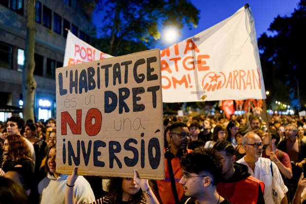 Protests against the housing crisis in Barcelona, Spain - 05 Oct 2026 A placard reading housing is a right not an investment seen during the demonstration. Demonstrations were called in cities all over Spain following the eviction of Mari Carmen, an 87 years woman evicted from her apartment after it was bought by a real estate agency, and the Spanish parliamentís rejection of a decree aimed at strengthening protections for tenants. Barcelona Spain Copyright: xDavidexBonaldox xSOPAxImagesx DBONALDO-2052