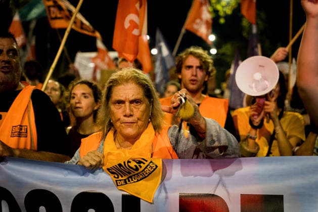 Protests against the housing crisis in Barcelona, Spain - 05 Oct 2026 Protesters hold a banner during the demonstration. Demonstrations were called in cities all over Spain following the eviction of Mari Carmen, an 87 years woman evicted from her apartment after it was bought by a real estate agency, and the Spanish parliamentís rejection of a decree aimed at strengthening protections for tenants. Barcelona Spain Copyright: xDavidexBonaldox xSOPAxImagesx DBONALDO-2057